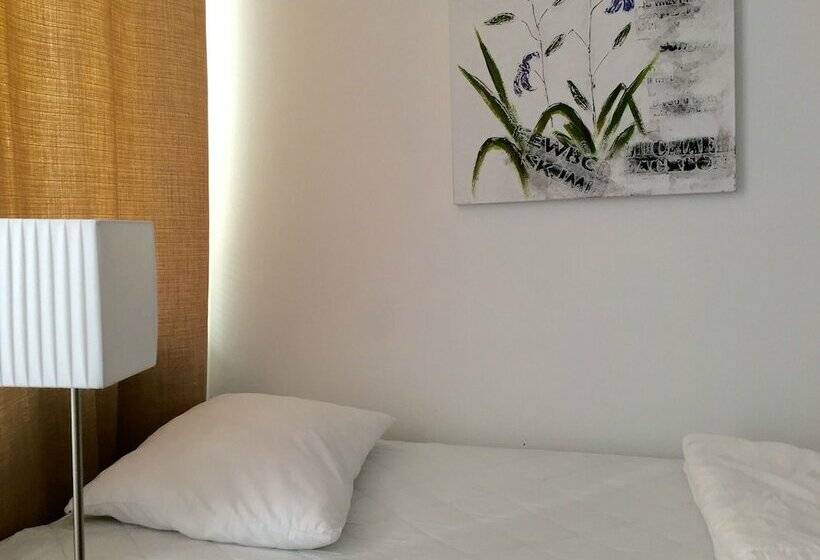 اتاق استاندارد با سرویس بهداشتی مشترک, Linne Hostel