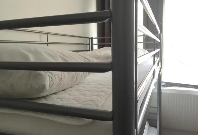 Standard Kolmen Hengen Huone Jaettu kylpyhuone, Linne Hostel