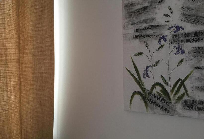 스탠다드 트리픔 룸 공동욕실, Linne Hostel