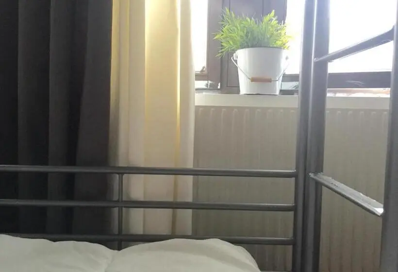 Standard Neljän Hengen Huone Jaettu Kylpyhuone, Linne Hostel