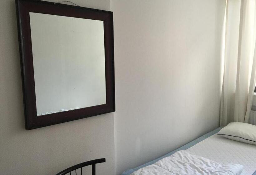 Quarto Basic Banheiro Compartilhado, Linne Hostel