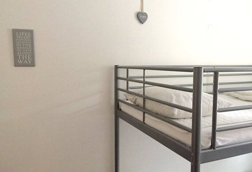 Трехместный Номер Стандарт Совместная Ванная, Linne Hostel