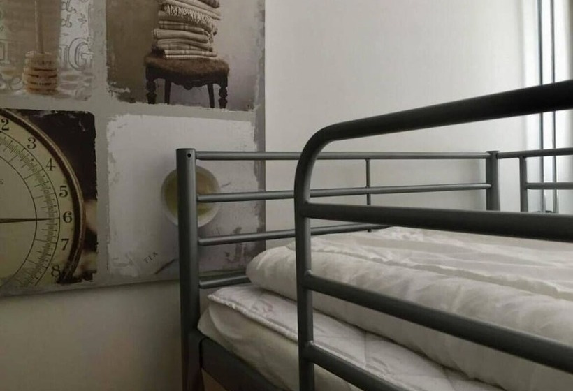 اتاق استاندارد چهارنفره با سرویس بهداشتی مشترک, Linne Hostel