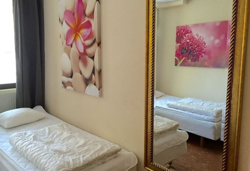 اتاق استاندارد با سرویس بهداشتی مشترک, Linne Hostel