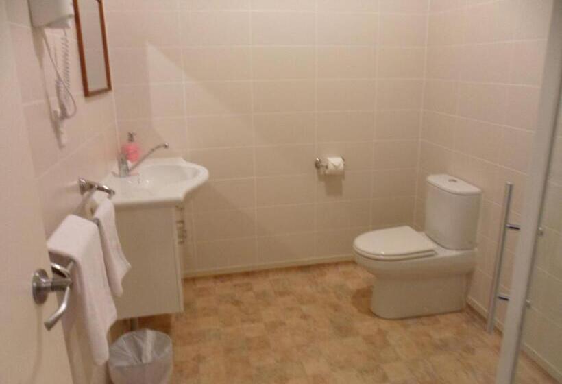 חדר משפחתי, Essex Arms