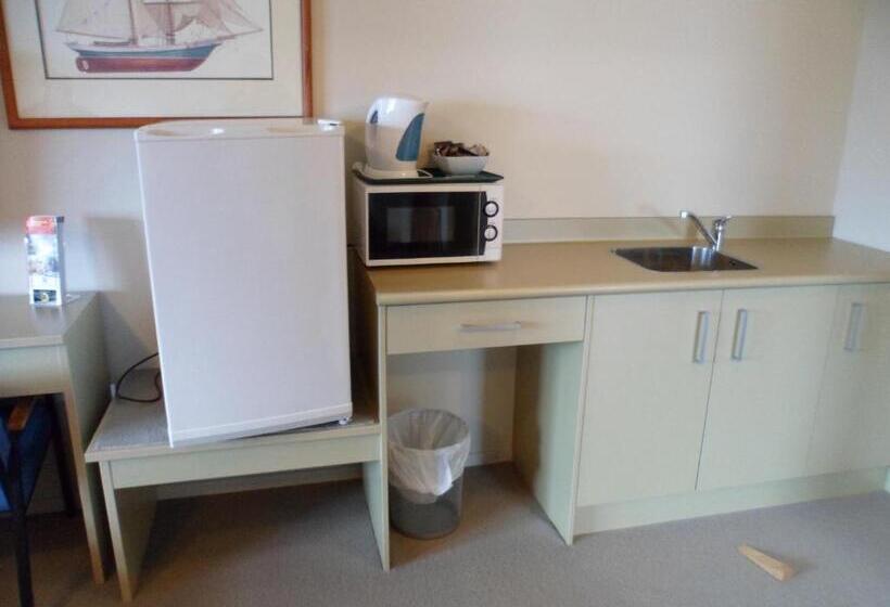 חדר משפחתי, Essex Arms