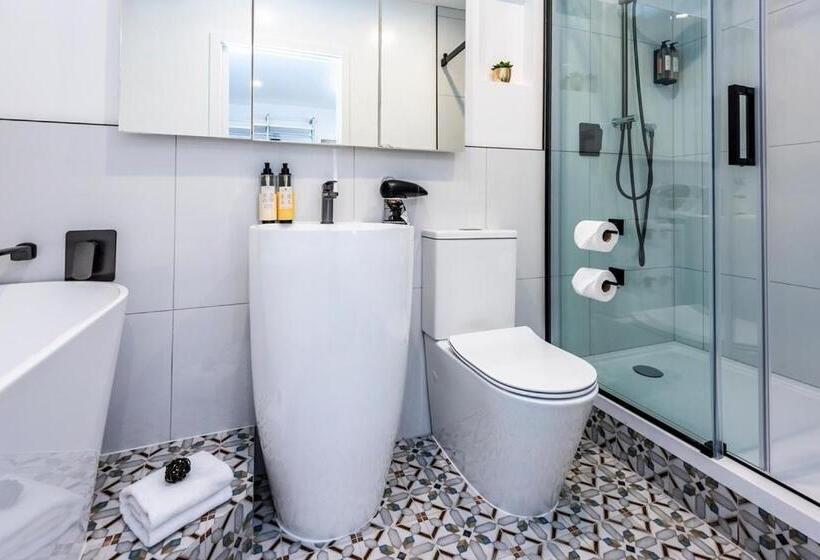 جناح ديلوكس, Orewa Beachcomber