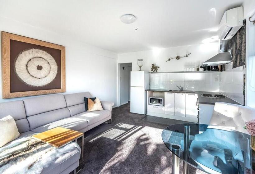 جناح ديلوكس, Orewa Beachcomber