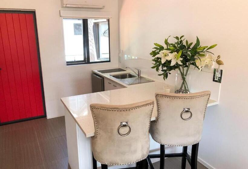 جناح, Orewa Beachcomber