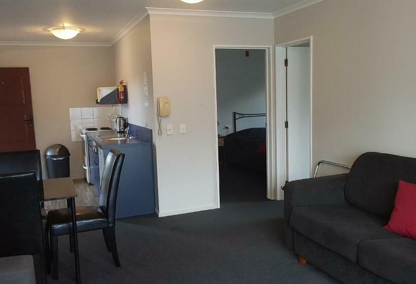 דירת שני חדרים, Palm Court Motel