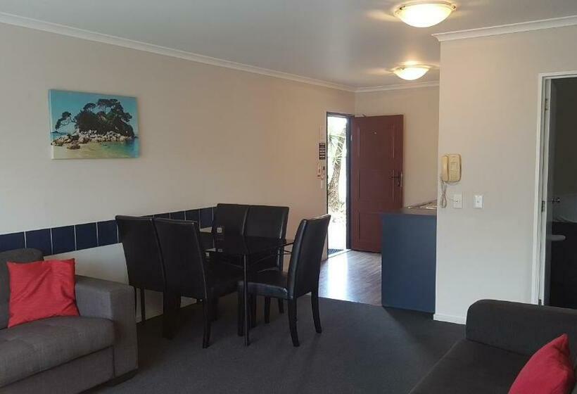 דירת שני חדרים, Palm Court Motel