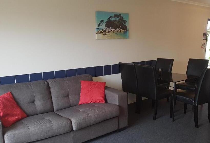 דירת שני חדרים, Palm Court Motel