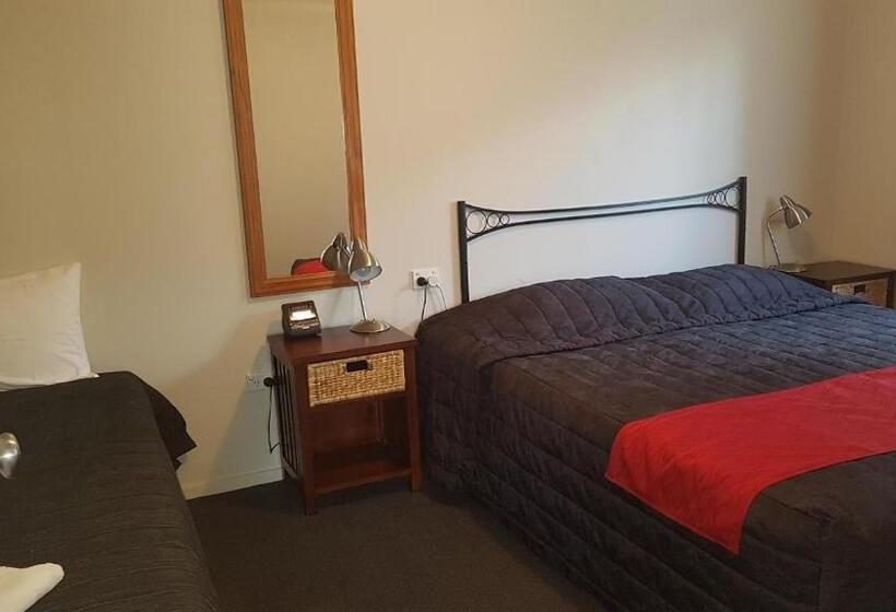 דירת שני חדרים, Palm Court Motel