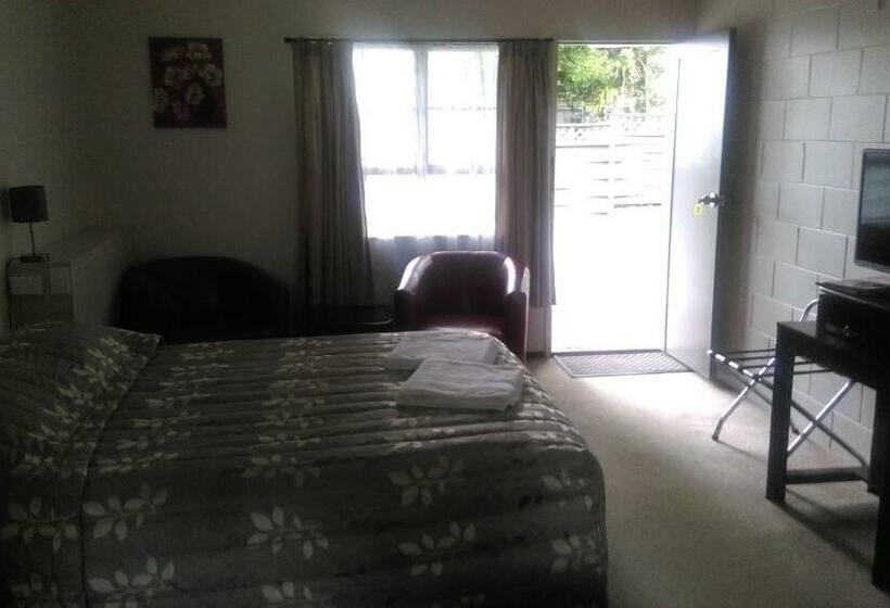 스탠다드 스튜디오, Stonehaven Motel