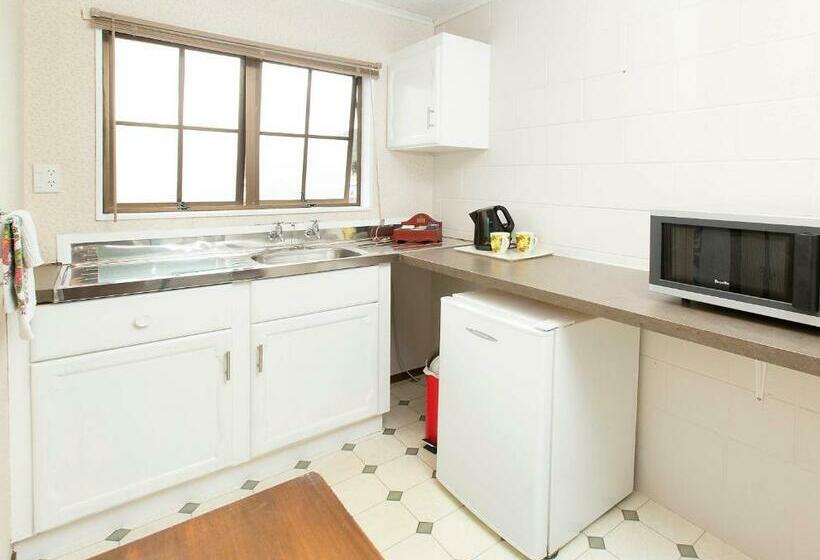 스탠다드 스튜디오, Stonehaven Motel