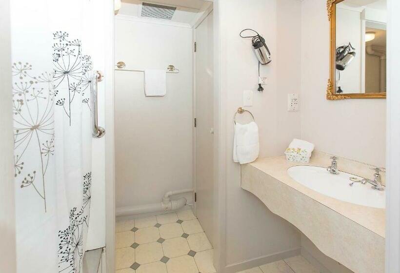 스탠다드 스튜디오, Stonehaven Motel