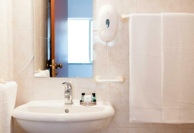 Кровать в Многоместном Номере с Общей Ванной, Stork Hostel