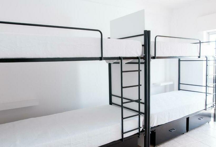 Кровать в Многоместном Номере с Общей Ванной, Stork Hostel