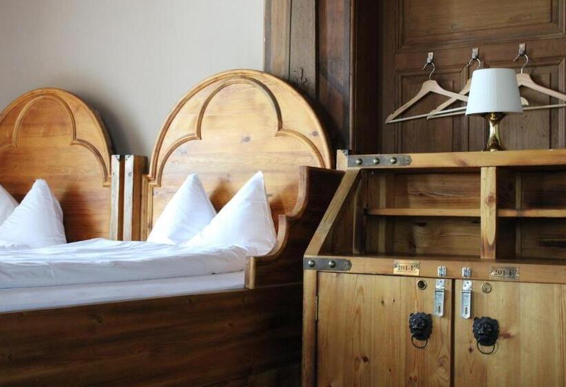 غرفة قياسية حمام مشترك, Selda S