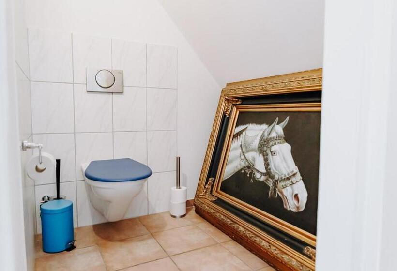 سرير فى غرفة مشتركه, Selda S