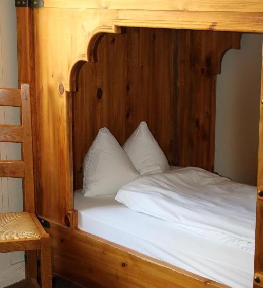 سرير فى غرفة مشتركه, Selda S