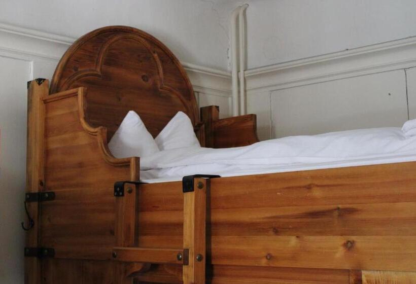 سرير فى غرفة مشتركه, Selda S