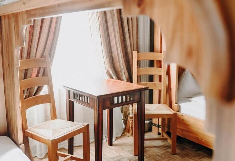 سرير فى غرفة مشتركه, Selda S