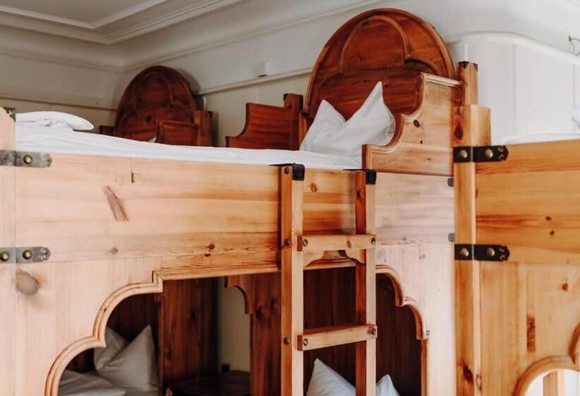 سرير فى غرفة مشتركه, Selda S