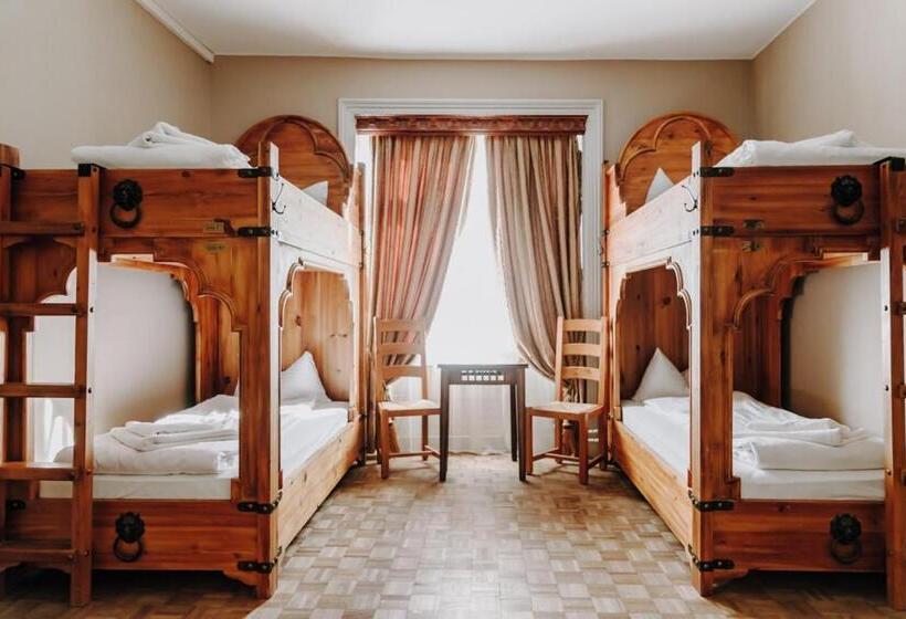 سرير فى غرفة مشتركه, Selda S