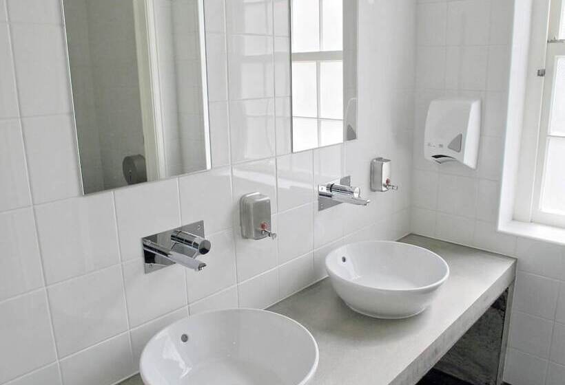 اتاق استاندارد با سرویس بهداشتی مشترک, Azores Youth Hostels   Sao Miguel