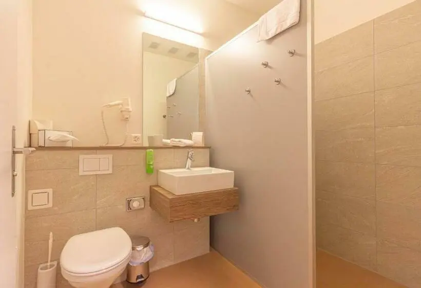 スタンダードスタジオ, B&b Hotel Peter Und Paul