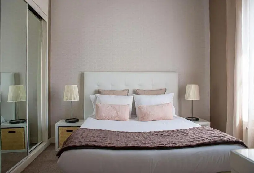 اتاق استاندارد با وان آب گرم, O Porto Seven Guest House