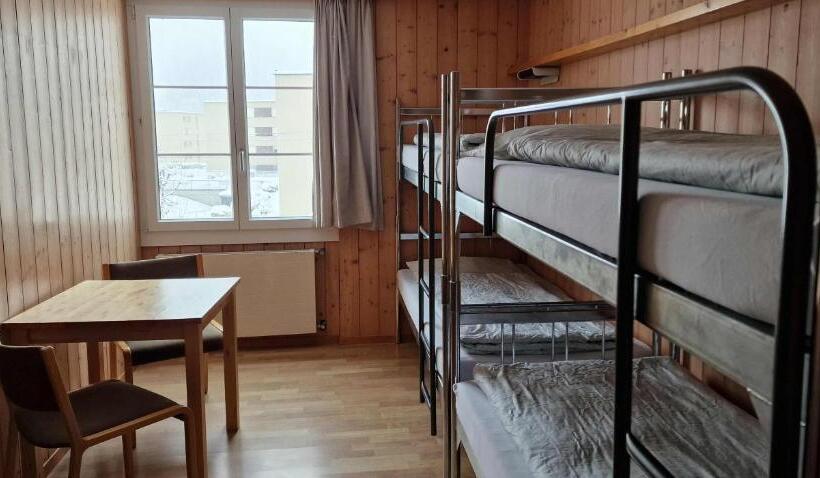 标准四人间共用浴室, Engelberg Youth Hostel