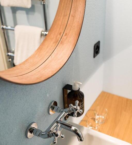 جناح جونيور مزوَّد بتراس, Adler Boutique