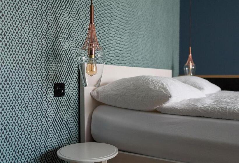 סטודיו דלוקס, Adler Boutique