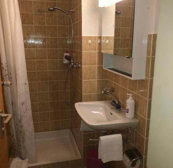 基本间, Adler Garni