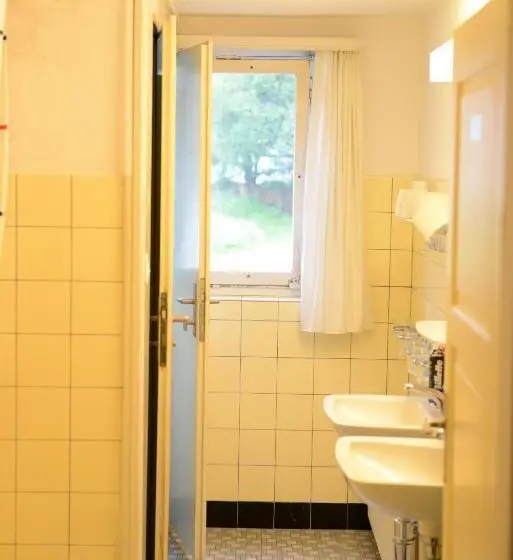 اتاق استاندارد چهارنفره با سرویس بهداشتی مشترک, Chalet Speciale   Hostel