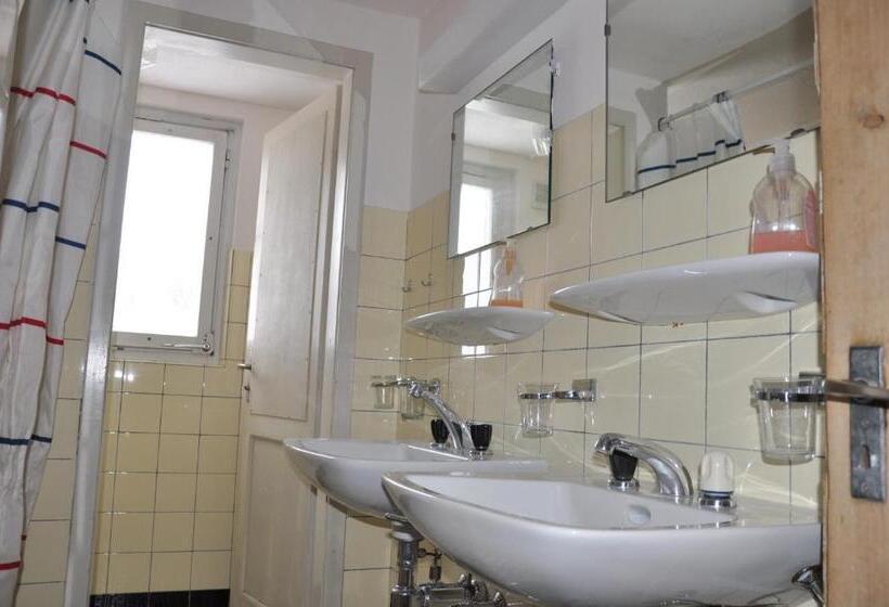 带共用浴室的标准房间, Chalet Speciale   Hostel