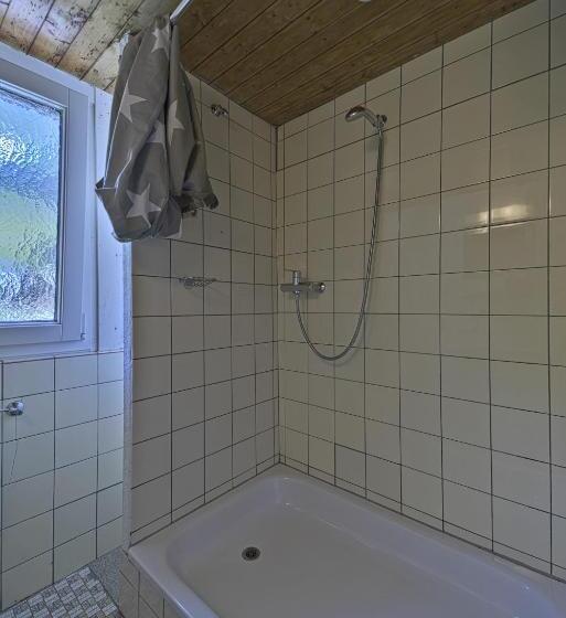 标准三人间共用浴室, Chalet Speciale   Hostel