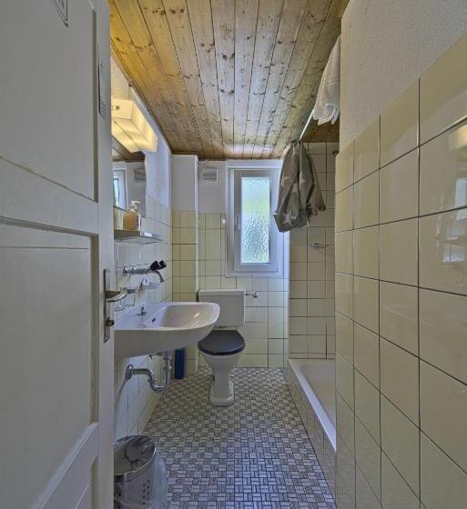 标准三人间共用浴室, Chalet Speciale   Hostel