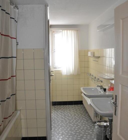 标准四人间共用浴室, Chalet Speciale   Hostel