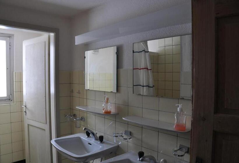 标准四人间共用浴室, Chalet Speciale   Hostel