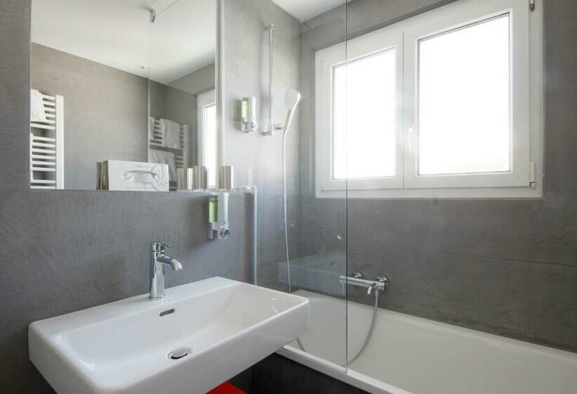 חדר משפחתי, Elite