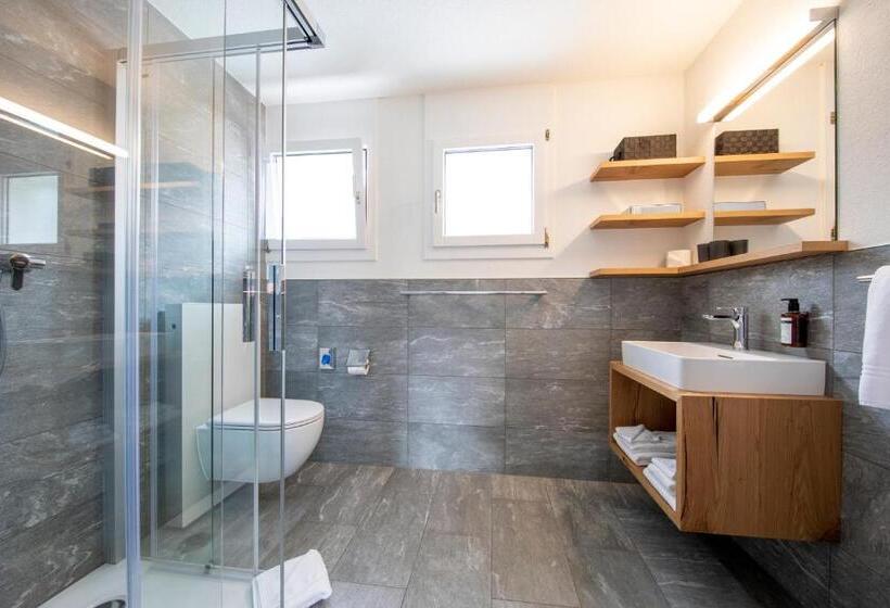 Четырехместный Номер Стандарт с Балконом, Meiringen