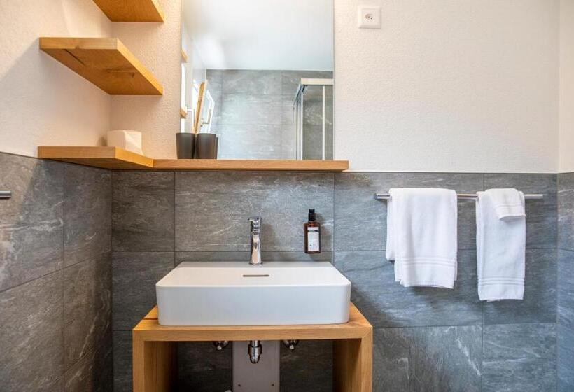 Четырехместный Номер Стандарт с Балконом, Meiringen