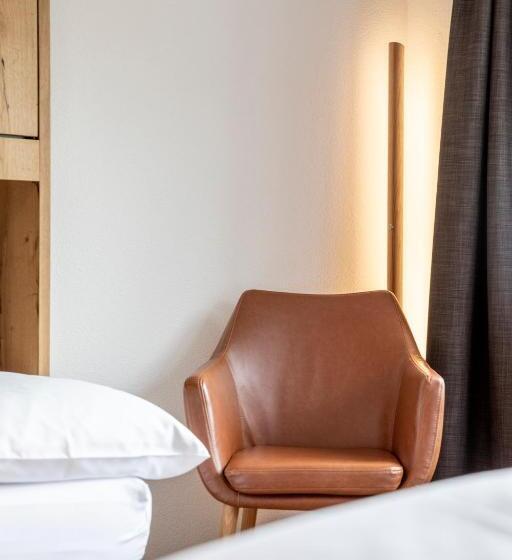 Четырехместный Номер Стандарт с Балконом, Meiringen