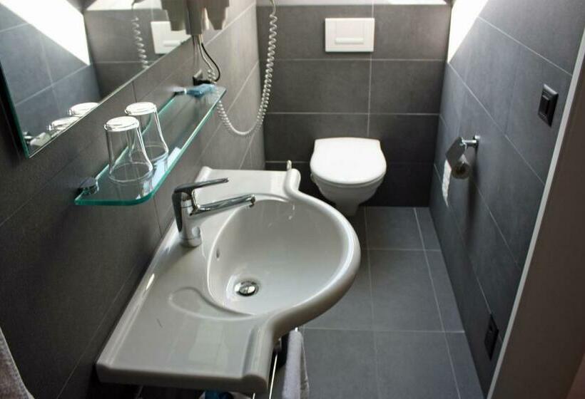 חדר סטנדרט, Restaurant Koi Gartenteich