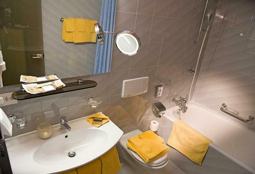 اتاق استاندارد سه تخته با چشمانداز باغ, Restaurant Waldhaus