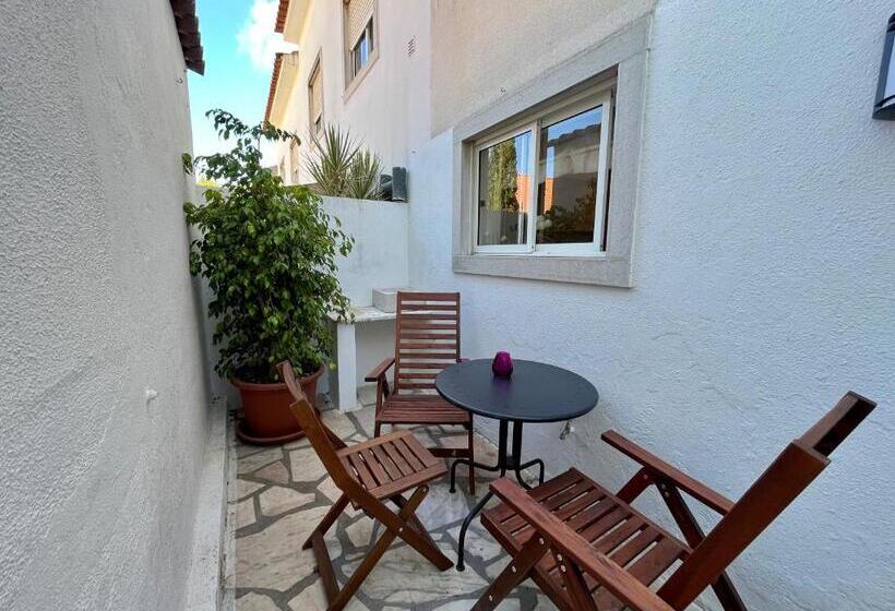 إستوديو قياسى, Ljmonade Hostel