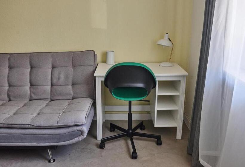 إستوديو قياسى, Ljmonade Hostel